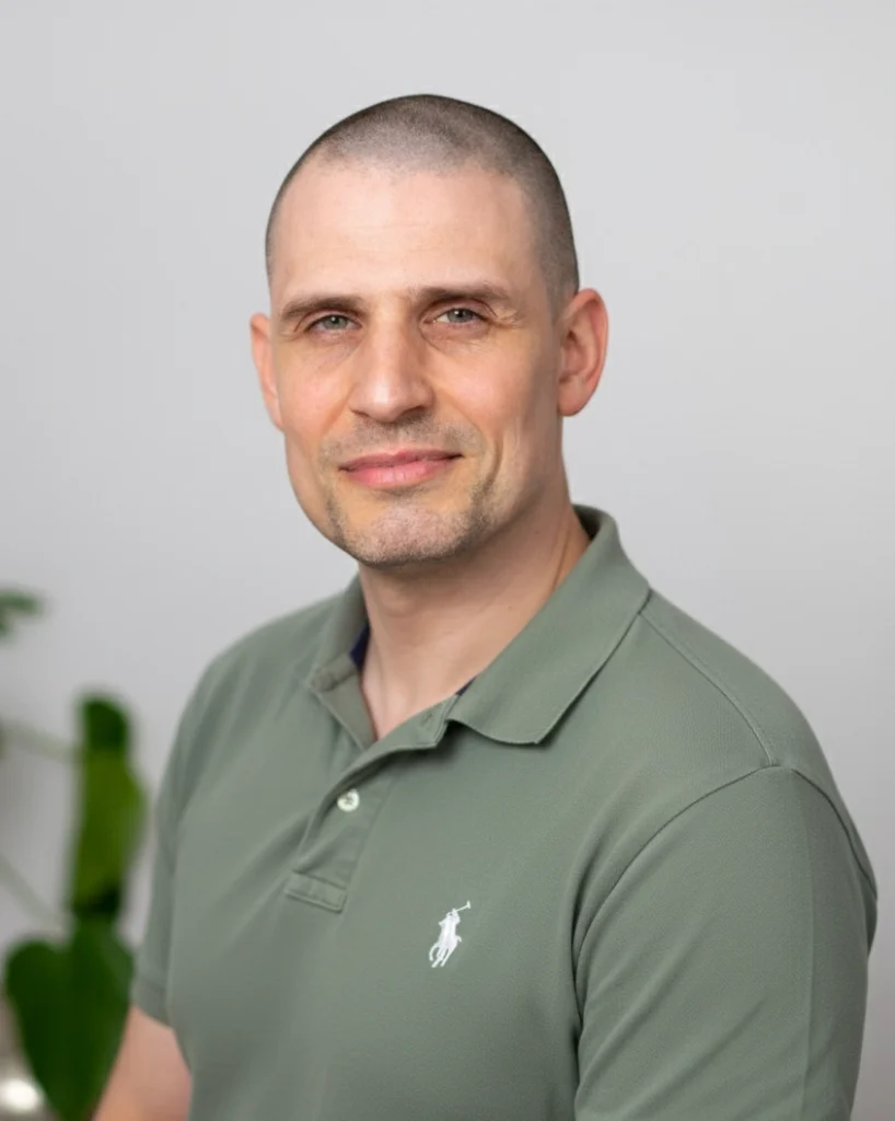 Porträt des Osteopathen Antun Vrataric in seiner Praxis in Berlin Pankow